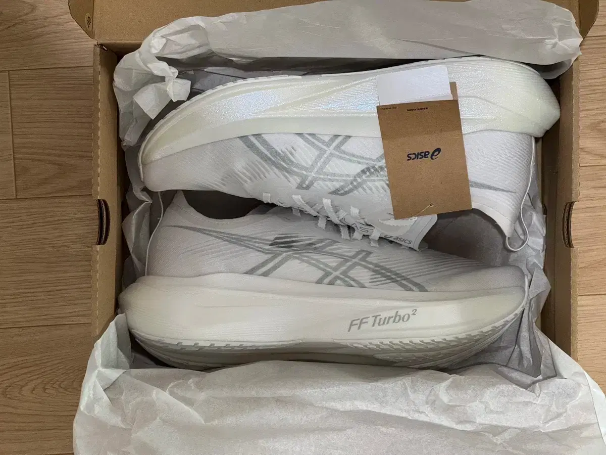 アシックスメガブラストホワイト 275 1013A170-100